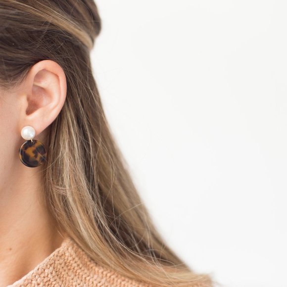 Pearl Earrings With Tortoise Shell Charm - Picture 3 of 4